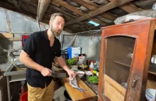 Polak gotuje na odległej chińskiej wsi w Syczuanie