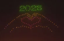 Piękny pokaz rozświetlonych dronów w Toruniu. Zastąpiły fajerwerki.