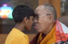 Dalai Lama całuje chłopca w usta a potem każe mu pocałować wyciągnięty język