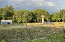 Pomnik Ofiar Rzezi Wołyń leży zaniedbany przez polskie władze