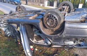 10 osob w toyocie i zawienięcie na słupie, 2x śmierć...