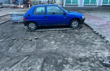Gorzów pozazdrościł Łodzi. Budowlańcy rozebrali kostkę pośrodku zostawili auto