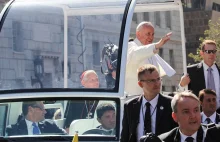Papież przybył do katolików, a oni... chodzą do ewangelicznych kościołów