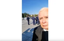 Jarosław Kaczyński wyrywa telefon opozycjoniście