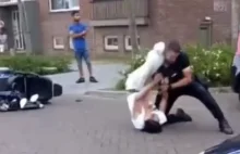Aresztowanie niepełnosprawnej osoby bez nóg przez holenderska policję.