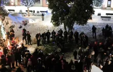 Świąteczny flash mob w Żorach. Zorganizowali go policjanci.