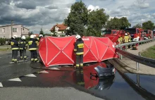 Nowe Zduny, dk92. Zderzenie motocykla z samochodem. Nie żyją trzy osoby.