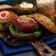 Spożywanie wegańskich burgerów jest obarczone ryzykiem? Na to wygląda