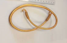 Ogromny złoty naszyjnik w skarbie spod Kalisza (GALERIA)