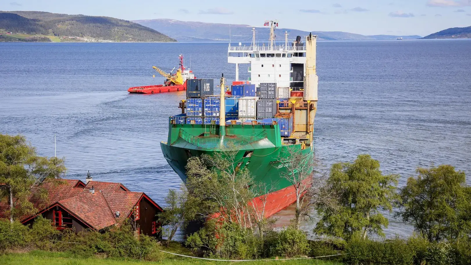 W okolicach Trondheim kontenerowiec prawie staranował dom.