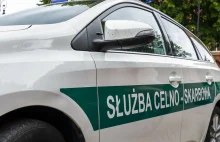 Funkcjonariusze skarbówki napadli na policjanta.