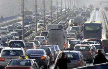 Polacy lubią tanie samochody spalinowe. Elektryczne auto sprzedać najtrudniej