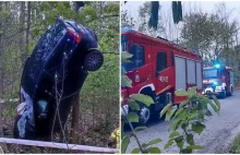 Wypadek samochodu osobowego w Koszynie na Dolnym Śląsku. Auto wjechało do lasu i