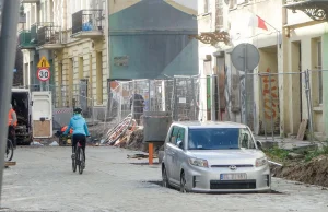 Słynne "zabetonowane" auto zniknęło z łódzkiej ulicy