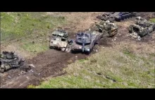 Leopard 2A6 i pojazdy M2 Bradley na polu minowym.