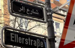 Niemcy: Tabliczka z nazwą ulicy po arabsku w Düsseldorfie