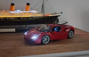 Zachwycił internautów. Dokłada oświetlenie do modeli samochodów