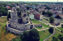 Średniowieczny zamek w centrum przemysłowego miasta. Jak nie z tej ziemi