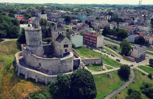 Średniowieczny zamek w centrum przemysłowego miasta. Jak nie z tej ziemi