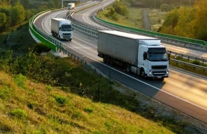 Rząd wprowadza zakaz wyprzedzania dla ciężarówek - RMF 24