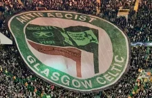 Ultrasi Celticu Glasgow z ostrym banerem na trybunach