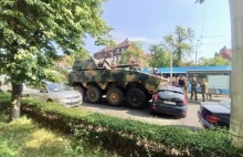 Zderzenie wojskowego Rosomaka z autem osobowym. [UTRUDNIENIA] - MiejscaWeWroclaw
