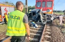 Samochód zderzył się z pociągiem. Dwie osoby nie żyją