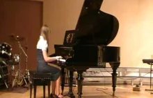 Bezbłędie wykonany utwór "Dla Elizy" przez nieśmiałą pianistkę.