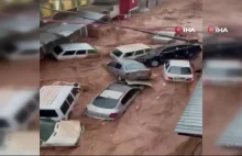 Ocaleli z trzęsienia ziemi w Turcji, zalała ich gwałtowna powódź [WIDEO]