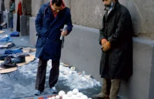David Hammons - sprzedawca kulek śnieżnych na ulicach Nowego Jorku (1983)
