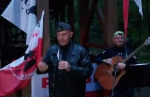 Wojciech Olszański śpiewa z akcentem Lwowskim.