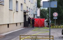 Policjanci wyciągnęli kobietę z płonącego mieszkania