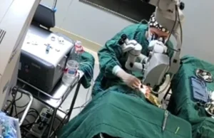 Chiny. Lekarz pobił pacjentkę podczas operacji wzroku. Bo 82-latka ruszyła oczam
