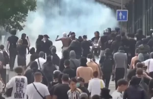 Zamieszki we Francji. Setki podpalonych domów, samochodów i zniszczonych przysta