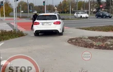 Samochód na ścieżce i rondzie rowerowym w Warszawie