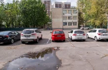 W szkole brakuje nawet dzwonków. WF jest na korytarzu, bo na boisku jest parking