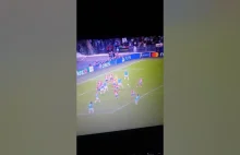 Bramkarz zdobywa gola strzelając z główki Lazio - Atletico Madrid