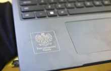 Jak usunąć orzełka z laptopa od Czarnka i sprzedać go w sieci.