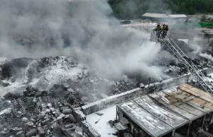 Tydzień gasili pożar nielegalnego składowisko chemikaliów. Teraz weszli tam śled