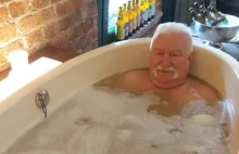 Lech Wałęsa znów zaskoczył. Pokazał się w wannie pełnej piwa