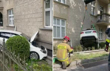 Auto zniszczyło ogrodzenie i uderzyło w dom w Sopocie! [FOTO]