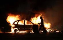 Zamieszki we Francji: Uczestnicy wjechali samochodem w dom burmistrza.