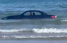 Wielka Brytania: Zaparkował tuż przy plaży. Zmyło mu auto do morza - Polsat News