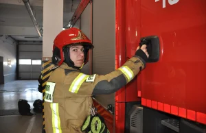 Młody strażak ze Skarżyska uratował kobietę w czasie pożaru domu