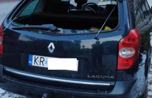 Atak na kierowcę w Krakowie, wściekły pieszy rozbił szybę. Szukamy świadków