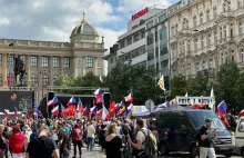Antyukraińskie hasła i flagi ZSRR. Protesty w centrum Pragi