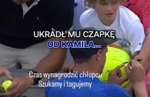 Dorosły chłop zabiera czapkę przeznaczoną dla dziecka