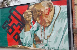Czerwona farba na muralu z Janem Pawłem II we Wrocławiu