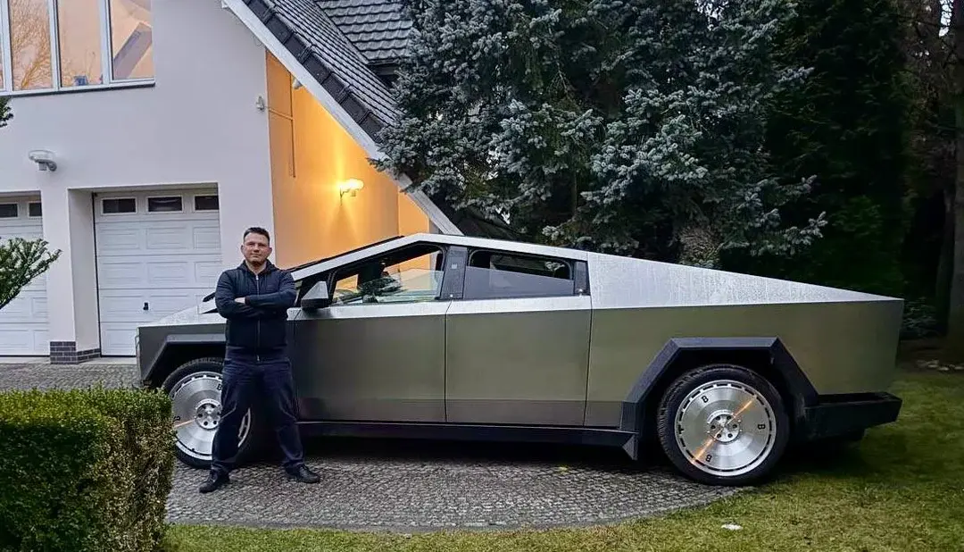 Sławomir Mentzen chwali się Tesla Cybertruck z logo Bitcoina