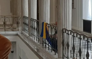 Znikające flagi Ukrainy. PiS i Lewica zakładają maski